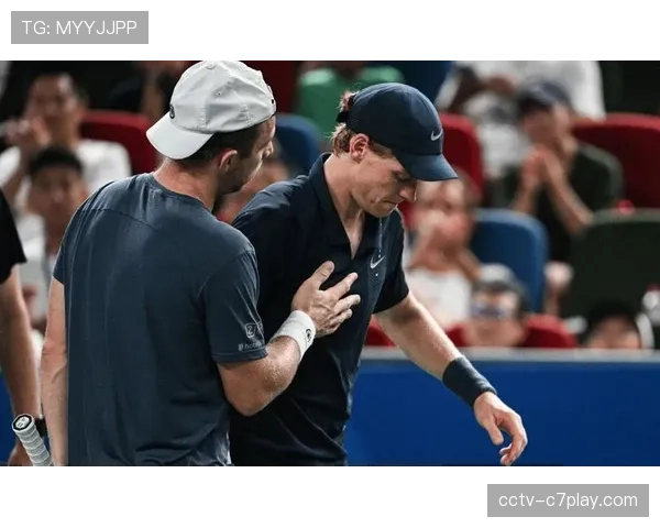 特写镜头:比赛因球迷向场内投掷网球中断,球员协助工作人员清理 特写镜头:比赛因球迷向场内投掷网球中断,球员协助工作人员清理